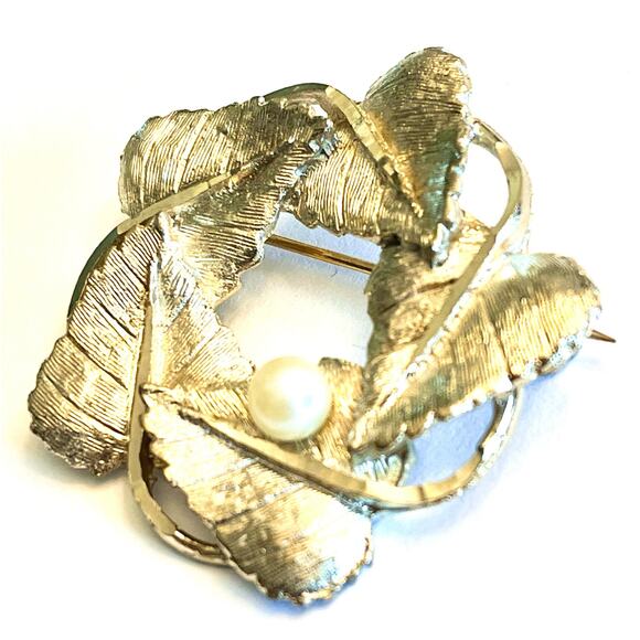 Vintage BSK Gold Leaf Wreath BROOCH Faux Pearl Accent 1.5" Pin Round Signed - Picture 2 of 4